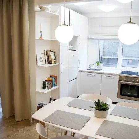 In - Free Parking Apartment *