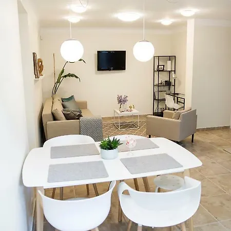 In - Free Parking Apartment *